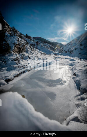 Eine schöne Szene in einem sonnigen Tag mit Schnee bedeckten Feldern. Stockfoto