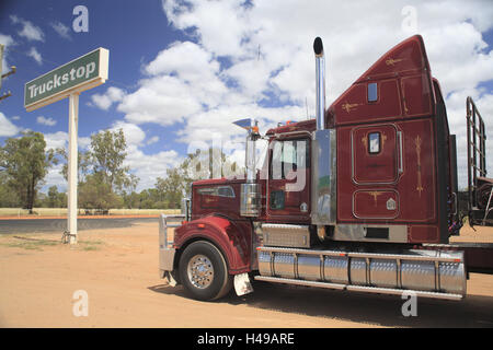 Australien, Queensland, Capricorn Highway, Autohof, Truck, Detail, Fahrzeug, Kenworth, Wange, LKW, LKW, Reisen, Logistik, Transport, Fernfahrer, Zugmaschine, imposant unterschreiben, unterzeichnen, Stop, Ruhestätte, brechen, draußen, menschenleer, Stockfoto