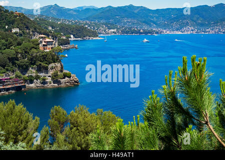 Ein Blick auf das ligurische Meer von Castello Brown über dem Dorf von Portofino in Italien Stockfoto