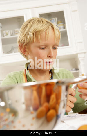 Junge, Küche, Aprikosen, Stockfoto