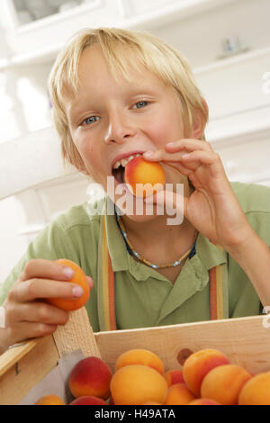 Junge, Küche, Aprikosen, Essen, Stockfoto