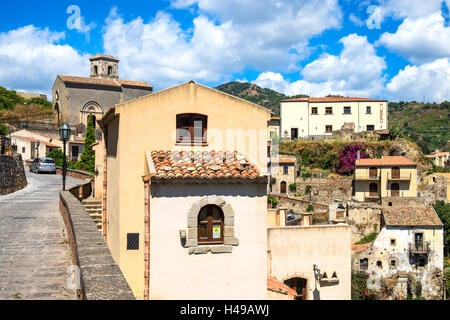 Das mittelalterliche Dorf von Savoca hoch in die Peloritani Berge auf der Insel Sizilien, Italien. Stockfoto