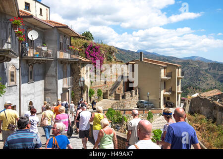Eine Reisegruppe zu Besuch in der Berg-Dorf Savoca auf der Insel Sizilien, Italien. Stockfoto
