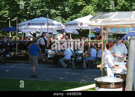 Deutschland, Oberbayern, Farchant, Dorffest, Filmset, Band, Zuschauer, Süddeutschland, Bayern, Werdenfels, Ort, Dorfplatz, Musiker, Unterhaltung, Bier Zelt Garnituren, Tische, Bänke, Menschen, Touristen, Geselligkeit, feiern, Traditionen, Reiseziel, Tourismus, Stockfoto