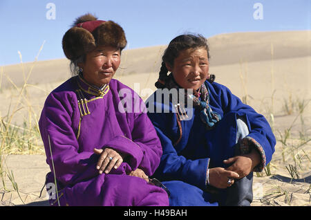 Mongolei, Gobi, Wüste, Nomad, Mutter, Tochter, sitzen, halbe Porträt, Dünen, Asien, Mittelasien, Zentralasien, Sandwüste, Sand, Dünen, Hitze, Trockenheit, Person, Mongolen, Mongolen, in Mongolisch, Frau, Mädchen, Familie, Generationen, halbe Nomaden, Kamele Nomaden, nationales Kostüm, traditionell, in der Regel, zusammen, Deel, Landschaft, wilde Landschaft, Dünen Landschaft, morgens, Morgensonne, Breite, Abstand, Stockfoto