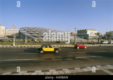 Ägypten, Alexandria, Corniche, Uferstrasse, Bibliothek Alexandria, Nordostafrika, Küste, Hafen, Stadt, Blick auf die Stadt, Gebäude, Struktur, Modern, Architektur, Glasdach, Glas, Schraubeinsätze, Ort von Interesse, Sammlung Bücher Bibliothek, Sammlung, wissen, Information, Kultur, Straße, Verkehr, Taxis, Autos, Mittelmeerküste, im Außenbereich Stockfoto