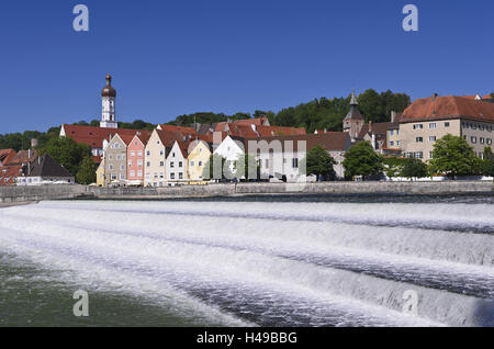 Deutschland, Bayern, Oberbayern, Lech Region, Altstadt, Lechwehr (dam), Architektur, Stadthäuser, Fluss, Wehr, Gebäuden, Fassaden, Uhrturm, Kirche, Kultur, Reiseziel, Attraktion, Sommer, Sonnenschein, Stadtbild, Tourismus, Waterfront, Resort, w Stockfoto