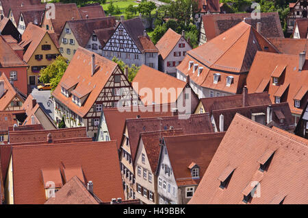 Deutschland, Bayern, Mittelfranken, Dinkelsbühl (Stadt), Altstadt, Weinmarkt, Architektur, Aussichtspunkt, Stadthäuser, Dächer, Freizeit, Gebäude, Kultur, Kulturerbe, Reiseziel, Anblick, Sommer, Sonne, Blick auf die Stadt, Tourismus, Urlaubsort, med Stockfoto