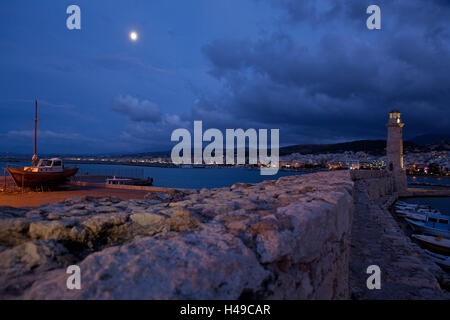 Griechenland, Kreta, Rethymnon, venezianische Hafen, Leuchtturm, Schiff, am Abend Stockfoto