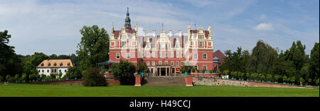 Deutschland, Sachsen, Bad Muskau, neues und altes Schloss, Panorama, UNESCO-Welterbe Fürst-Pückler-Park, Stockfoto