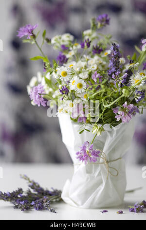 Wilde blumeblumenstrauß, weiß-lila, Stockfoto