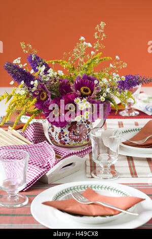 Herbst Strauß in der Kanne am gedeckten Tisch, Stockfoto