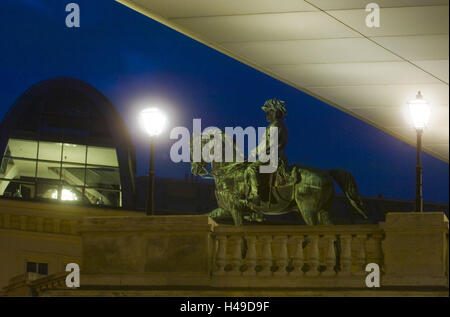 Österreich, Wien, Raum Albertina, bluten Statue der Habsburger Erzherzog Albrecht auf der Albrecht-Rampe vor der Palais Erzherzog Albrecht, "Soravia Wing" von Hans Hollein, 2007, Stockfoto