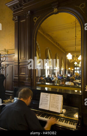 Österreich, Wien, Gumpendorferstrasse 11, Klavierspieler im Café Sperl, gründet im Jahre 1880 in der Ringstraße-Stil, Stockfoto