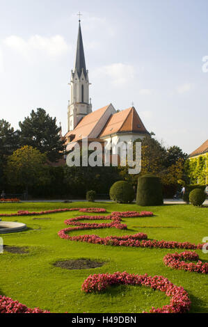 Österreich, Wien, Hietzing, Schloss Garten Schönbrunn, im Hintergrund die Hietzinger Kirche, Stockfoto