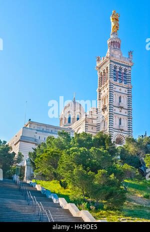 Notre-Dame De La Garde befindet sich auf der höchsten Spitze der Stadt Marseille Stockfoto