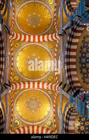 Die Decke der Basilika Notre-Dame wird durch drei Kuppeln verziert mit identischen Mosaiken, Marseille Frankreich gekrönt. Stockfoto