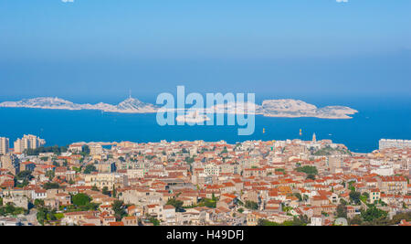 Das Chateau d und die benachbarten Offshore-Inseln gesehen von Marseille. Stockfoto