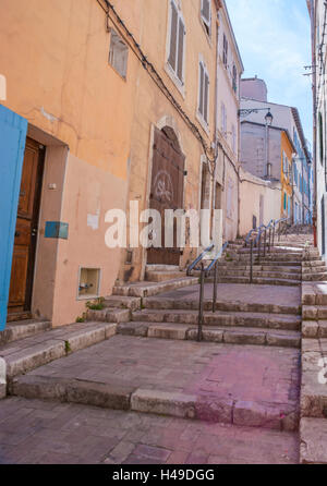 Die Stadt Marseille liegt auf den Hügeln, so gibt es viele Treppen in der Altstadt. Stockfoto