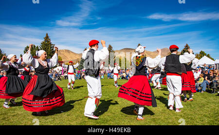 Trailng der Schafe Festival, Oinkari Baskisch Tänzerinnen Folklife Messe, Hailey und Sun Valley, Idaho, USA Stockfoto