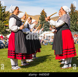 Trailng der Schafe Festival, Oinkari Baskisch Tänzerinnen Folklife Messe, Hailey und Sun Valley, Idaho, USA Stockfoto