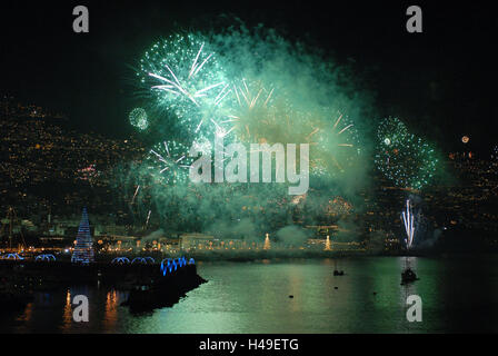 Portugal Insel Madeira, Funchal, Blick auf die Stadt, Feuerwerk, Neujahr Baum, Weihnachtsbaum, Abend, Nacht, Silvester, Licht, Beleuchtung, Kunst, gekonnt, Modern, abstrakt, Lichtinstallation, Stockfoto