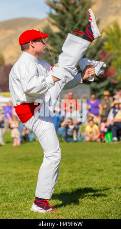 Hinterkante des Schaf-Festivals. Oinkari baskischen Tänzerinnen Schwerttanz, Sun Valley und Hailey, Idaho, USA Stockfoto