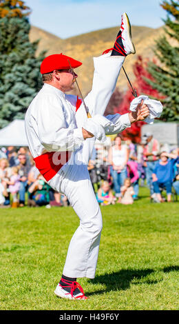 Hinterkante des Schaf-Festivals. Oinkari baskischen Tänzerinnen Schwerttanz, Folklife Messe, Hailey, Idaho, USA Stockfoto