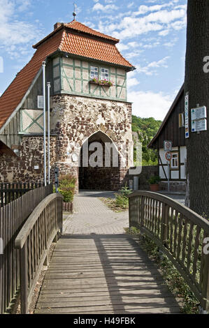 Deutschland, Thüringen, Süd-Harz, Neustadt, Stadt Tor, Brücke, niedrige Bergkette, Ort, lokale Ansicht, Luftkurort, Tor, Fachwerk, architektonischen Stil, Einfahrt, Ausfahrt, Weg durch, Tourismus, Holzbrücke, niemand, Stockfoto