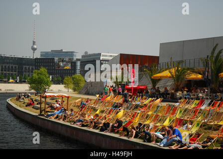 Deutschland, Berlin, Spree-Bogen, Strandcafé, deck Stühle, Menschen, Stadt, Kapital, die Spree, Fluss, Fluss, Sommer, solar Bad, Gäste, Touristen, Sonnenliegen, nehmen Sie es einfach, Erholung, Ruhe, Freizeit, Stockfoto