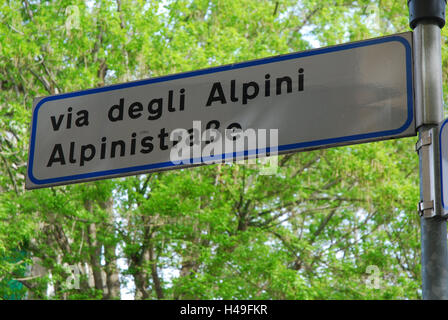 Italien, Südtirol, Meran, Straßenschild, in zwei Sprachen, Alpinistrasse, Via Degli Alpini, Schilder, deutschsprachig, Deutsch, Italienisch, in mehreren Sprachen, Straße, Straßennamen, Stockfoto