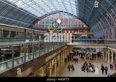 UK, London, St. Pancras Station, Olympische Ringe, Touristen, Stockfoto