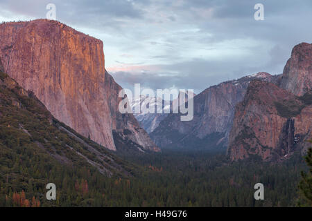 Yosemite Valley, Kalifornien vom Tunnel View aus gesehen Stockfoto