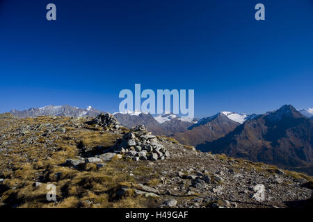 Schweiz, Bündner, Passhöhe, Fuorcla Grevasalvas, Engadin, Oberengadin, Berninagruppe Stein wenig Mann, Wanderweg, Stockfoto