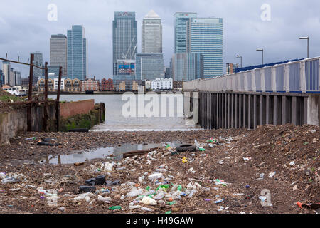 Großbritannien, London, North Greenwich, Blick auf Dock Land, Müll-Problem, Kontrast, Stockfoto