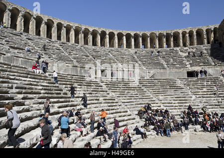 Türkei, Südküste, Provinz Antalya, Aspendos, Amphitheater, Interieur, Tourist, Person, Tourist, Tourismus, Ort von Interesse, Ruine Standort, Antiquität, Theater, Amphitheater, Stockfoto