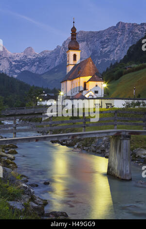 Kirche in der Ramsau, Ramsauer Ache Fluß, Landkreis Berchtesgadener Land, Bayern, Deutschland Stockfoto