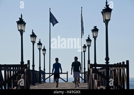 Spanien, Andalusien, Costa Del Sol, Marbella, Brücke, Menschen, Laternen, Silhouette, Stockfoto