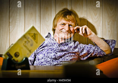 Deutschland, Hamburg, Eimsbüttel, kultige bar "Villa Im Park", Chef Kai-Jo Stockfoto