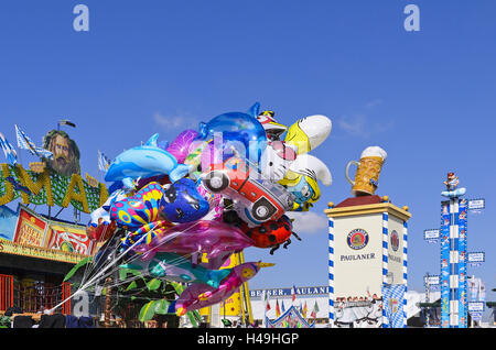 Deutschland, Bayern, München, Theresienwiese Oktoberfest, Ballons, Paulaner Werbung Pylon, Stockfoto