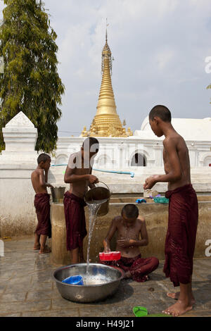 Myanmar, Shan-Staat, Region Inle See, Nyaung Shwe, junge Mönche zu waschen, Stockfoto