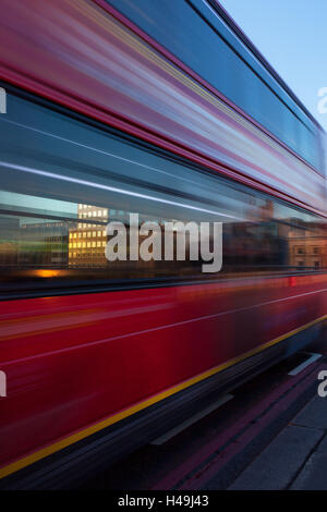 Großbritannien, London, London Bridge, Bus, Bewegungsunschärfe, Stockfoto