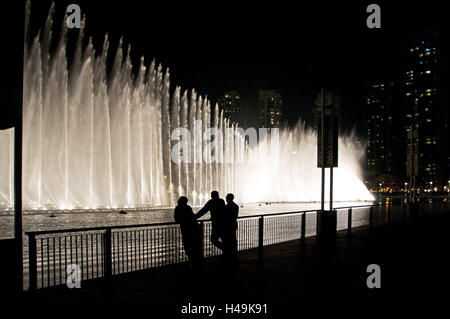 VAE, Dubai, Centrum, See, Brunnen, am Abend, Leute, Stockfoto