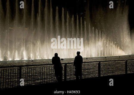 VAE, Dubai, Centrum, See, Brunnen, am Abend, Leute, Stockfoto