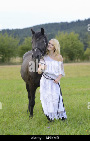 junge Frau, Pferd, Islandpferd, Wiese, stehen, Blick in die Kamera Stockfoto