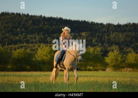 junge Frau, Pferd, Islandpferd, Wiese, Reiten, Blick in die Kamera, Landschaft, Stockfoto