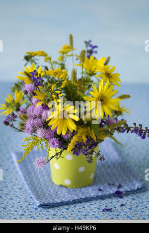 Wilde Blume Blumenstrauß mit kleinen Sonnenblumen, Stockfoto