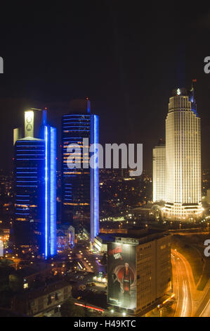 Türkei, Istanbul, Levent, blau Illuminateded Verwaltungsgebäude der Sabanci Holding, ist Bankasi, Stockfoto