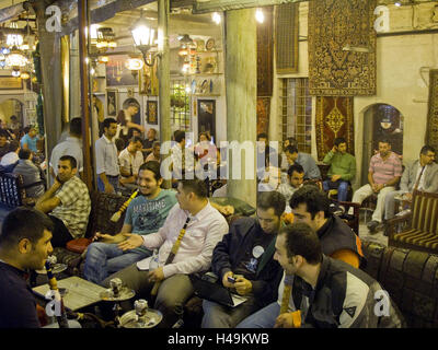 Türkei, Istanbul, Shisha-Bar mit Cemberlitas, Stockfoto