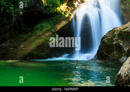 Der 16 Meter hohe Summe Wasserfall in Schlucht Vintgar, in der Nähe von Bled, Slowenien. Stockfoto